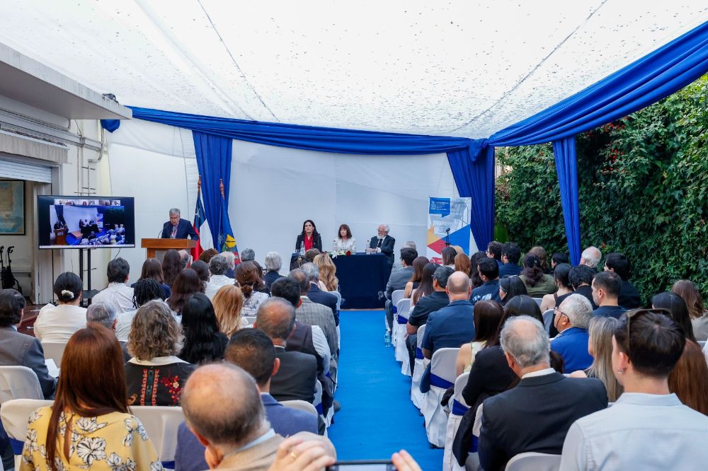 El Profesor Emérito y ex Director del Instituto, el académico José Morandé Lavín, realizó una sentida semblanza del profesor Claudio Véliz Soza.